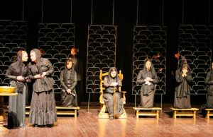 Daugiausia pagyrų už vaidybą sulaukė Bernardos Albos vaidmenį atlikusi Raimonda Stankevičiūtė-Vilimienė (viduryje). Komplimentų nestigo ir Ingai Pilipavičiūtei-Baltrūnei