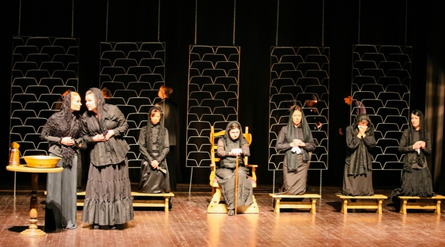 Daugiausia pagyrų už vaidybą sulaukė Bernardos Albos vaidmenį atlikusi Raimonda Stankevičiūtė-Vilimienė (viduryje). Komplimentų nestigo ir Ingai Pilipavičiūtei-Baltrūnei