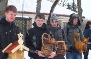 Ypač originalūs Juozo Tumo-Vaižganto gimnazijos moksleivių sukurti inkilai. A.Minkevičienės nuotr.