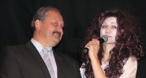 Dvasių siautulys nesiliovė ir scenoje: N.Danienė ir savivaldybės administracijos direktorius Aloyzas Jočys. N.Byčkovskio nuotr.