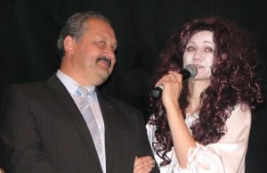 Tarptautinis teatrų festivalis „Interrampa“: pirmoji diena Dvasių siautulys nesiliovė ir scenoje: N.Danienė ir savivaldybės administracijos direktorius Aloyzas Jočys. N.Byčkovskio nuotr.