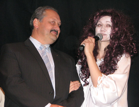 Dvasių siautulys nesiliovė ir scenoje: N.Danienė ir savivaldybės administracijos direktorius Aloyzas Jočys. N.Byčkovskio nuotr.