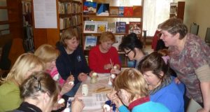 Žiobiškio bibliotekos lankytojos mokėsi marginti kiaušinius. A. Kežutienės nuotr.