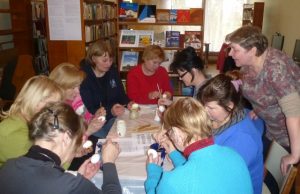 Žiobiškio bibliotekos lankytojos mokėsi marginti kiaušinius. A. Kežutienės nuotr.