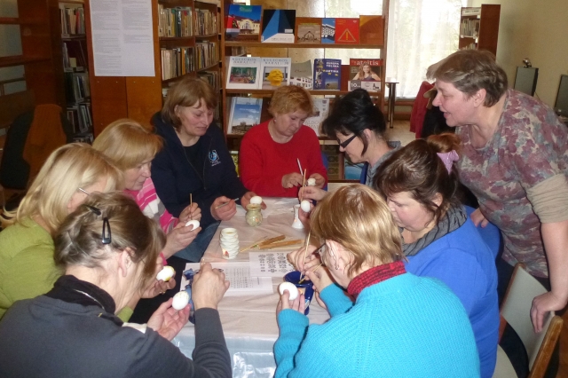 Žiobiškio bibliotekos lankytojos mokėsi marginti kiaušinius. A. Kežutienės nuotr.