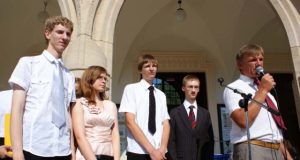 Savivaldybės Švietimo skyriaus vadovas Aurimas Laužadis pasveikino „Romuvos“ šimtukininkus - Tomą Lasį (iš kairės)