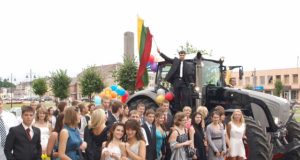 J.Tumo-Vaižganto abiturientų kolonos priekyje – galingas traktorius. D.Zibolienės nuotr.