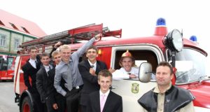 Po  šv. Mišių vaikinai skubėjo įsiamžinti prie senosios ugniagesių mašinos. Ji šiemet lydėjo abiturientų koloną