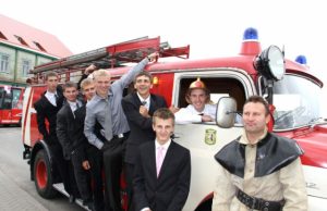 Po  šv. Mišių vaikinai skubėjo įsiamžinti prie senosios ugniagesių mašinos. Ji šiemet lydėjo abiturientų koloną