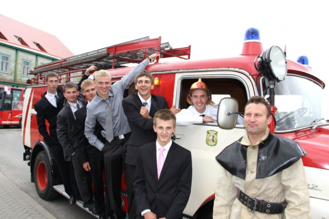 Po šv. Mišių vaikinai skubėjo įsiamžinti prie senosios ugniagesių mašinos. Ji šiemet lydėjo abiturientų koloną Po šv. Mišių vaikinai skubėjo įsiamžinti prie senosios ugniagesių mašinos. Ji šiemet lydėjo abiturientų koloną