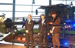 Naujasis „Fendt“ kombainas varė speigą iš kiemo Papasakoti apie naujojo kombaino „Fendt“ privalumus Kanapinis pakvietė Centrinės Europos kombainų „Fendt“ pardavimo vadovą Martiną Engberinką (kairėje) ir UAB „Ivabaltė“ pardavimų vadybininką Gintarą Dovydėną. L.Dūdaitės nuotr.