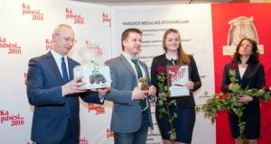 Apdovanotieji – UAB „Ivabaltė“ atstovai: pardavimų direktorius Sigitas Šakys ir marketingo vadybininkė Jovita Petrovienė. Nuotr. - „Mano ūkis“.