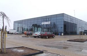 Šiame „Ivabaltės“ žemės ūkio technikos prekybos ir aptarnavimo centro pastate įrengta technikos ekspozicija ir administracijos biuras. D.Šišlavo nuotr.