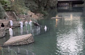 Krikšto apeigos Jordano upėje.