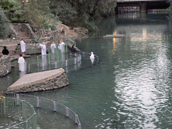 Krikšto apeigos Jordano upėje. Krikšto apeigos Jordano upėje.