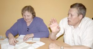 Rokiškio pašto viršininkas Antanas Jakimavičius ir privačios spaudos platinimo įmonės „Baltma“ atstovė Regina Baranovskienė. D.Zibolienės nuotr.