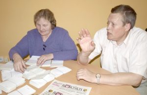 Rokiškio pašto viršininkas Antanas Jakimavičius ir privačios spaudos platinimo įmonės „Baltma“ atstovė Regina Baranovskienė. D.Zibolienės nuotr.