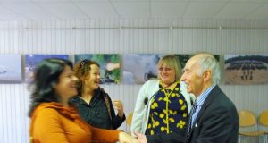 Aktorių F.Jakšį su jubiliejumi pasveikino duokiškėnės R.Vigėlienė (iš kairės)