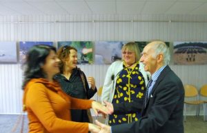 Aktorių F.Jakšį su jubiliejumi pasveikino duokiškėnės R.Vigėlienė (iš kairės)