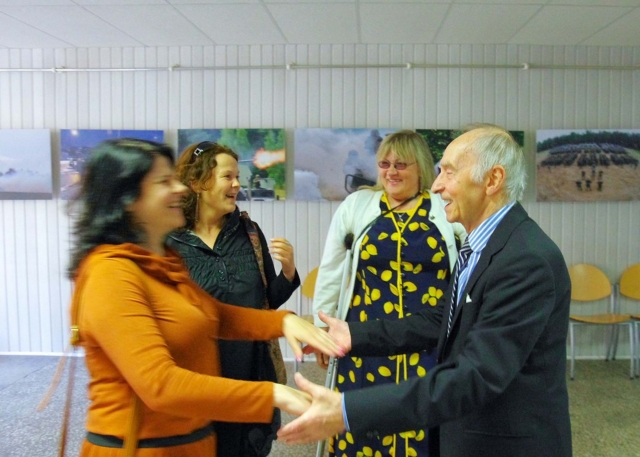 Aktorių F.Jakšį su jubiliejumi pasveikino duokiškėnės R.Vigėlienė (iš kairės)