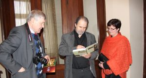 Istorinio laikraščio „Voruta“ redaktorius J.Vercinkevičius (kairėje) paskatino V.Jencių-Butautą rašyti monografiją