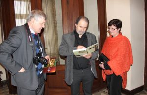 Istorinio laikraščio „Voruta“ redaktorius J.Vercinkevičius (kairėje) paskatino V.Jencių-Butautą rašyti monografiją