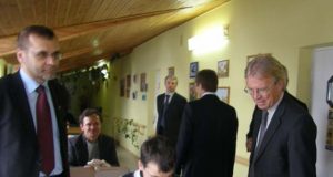 Ministras Donatas Jankauskas (dešinėje) grožėjosi Skemų pensionato globotinių rankdarbiais. L.Dūdaitės nuotr.