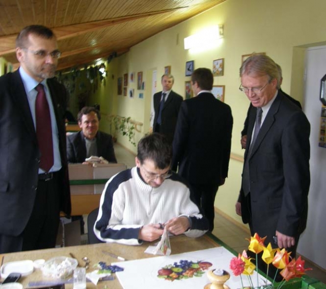 Ministras Donatas Jankauskas (dešinėje) grožėjosi Skemų pensionato globotinių rankdarbiais. L.Dūdaitės nuotr.
