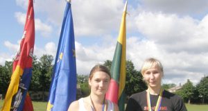 Jaunių grupėje puikius rezultatus demonstravo kūjo metikės Simona Janonytė (dešinėje) ir Greta Jakulytė. L.Dūdaitės nuotr.