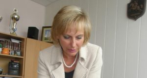 Iš seniūnės Dalios Janulienės rankų į žmonių namus kas mėnesį iškeliauja iki 90–ies gimtadienio sveikinimų. A.Minkevičienės nuotr.