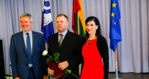 Aplinkos viceministrė Daiva Matonienė ir VšĮ Būsto energijos taupymo agentūros vadovas Valius Serbenta padėkos raštą įteikė Rokiškio butų ūkio direktoriui Vladui Januliui (viduryje). G. Tiškos nuotr.