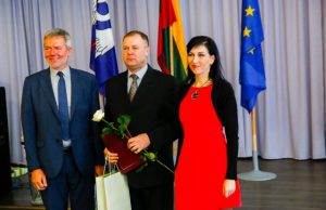 Aplinkos viceministrė Daiva Matonienė ir VšĮ Būsto energijos taupymo agentūros vadovas Valius Serbenta padėkos raštą įteikė Rokiškio butų ūkio direktoriui Vladui Januliui (viduryje). G. Tiškos nuotr.