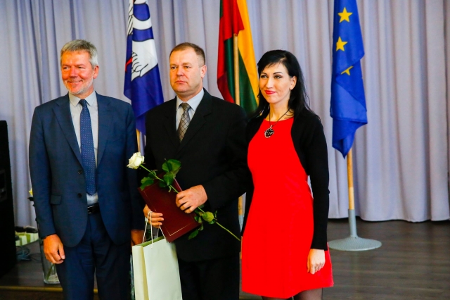 Aplinkos viceministrė Daiva Matonienė ir VšĮ Būsto energijos taupymo agentūros vadovas Valius Serbenta padėkos raštą įteikė Rokiškio butų ūkio direktoriui Vladui Januliui (viduryje). G. Tiškos nuotr.