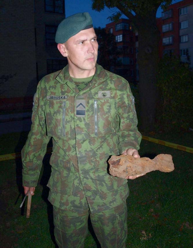 Išminuotojas Artūras Januška nuramino Kauno gatvės gyventojus - rastoje minosvaidžio minoje sprogstamųjų medžiagų nėra. D.Zibolienės nuotr. Išminuotojas Artūras Januška nuramino Kauno gatvės gyventojus - rastoje minosvaidžio minoje sprogstamųjų medžiagų nėra. D.Zibolienės nuotr.