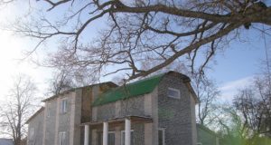 Spalvotų butelių vitražais spindinčiame rūme  gamtos saugotojai Danutė ir Vytautas Januškevičiai galvos nesuka dėl atidėliojamų įkurtuvių. A.Minkevičienės nuotr.