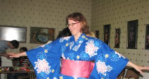 Panevėžio tautodailininkų sąjungos Rokiškio skyriaus pirmininkė R.Sarajevienė džiaugėsi pasipuošusi kimono. N.Byčkovskio nuotr.