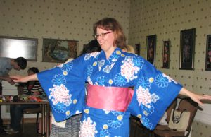 Panevėžio tautodailininkų sąjungos Rokiškio skyriaus pirmininkė R.Sarajevienė džiaugėsi pasipuošusi kimono. N.Byčkovskio nuotr.