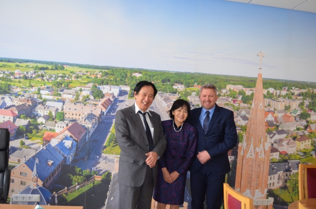 Rokiškyje – Japonijos ambasadorius Toyoei Shigeeda (kairėje) su žmona Michiko