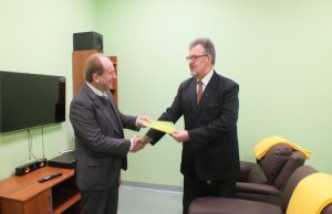 Rokiškio psichikos sveikatos centro direktorių Saulių Jasiulevičių (kairėje) su sėkminga projekto pabaiga sveikina Panevėžio teritorinės ligonių kasos direktorius Jonas Narbutas. R. Milaknienės nuotr.