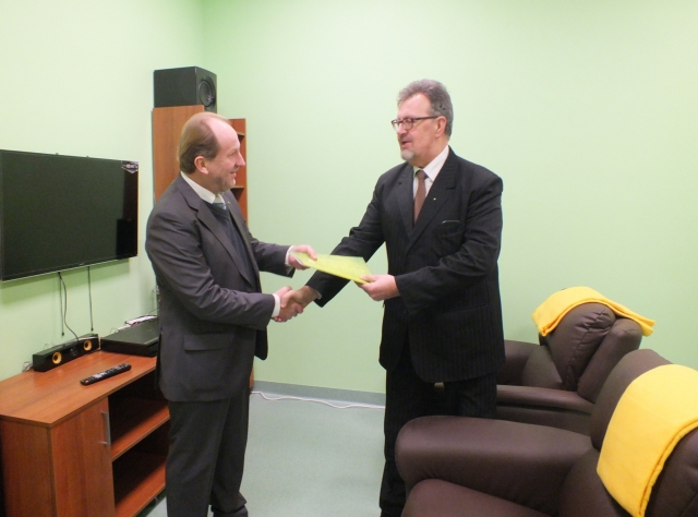 Rokiškio psichikos sveikatos centro direktorių Saulių Jasiulevičių (kairėje) su sėkminga projekto pabaiga sveikina Panevėžio teritorinės ligonių kasos direktorius Jonas Narbutas. R. Milaknienės nuotr.