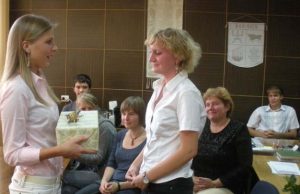 Lietuvos Jaunųjų konservatorių lygos vicepirmininkė Gintarė Narkevičiūtė (kairėje) atvyko pasveikinti šios lygos Rokiškio skyriaus narių ir vadovės Živilės Lašaitės. K.Šarkaitės nuotr.