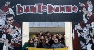 Rokiškio jaunieji aktoriai kartu su režisieriumi nusifotografavo prie teatro
