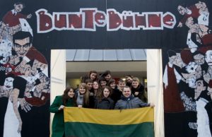 Svetingos Bavarijos glėby Rokiškio jaunieji aktoriai kartu su režisieriumi nusifotografavo prie teatro