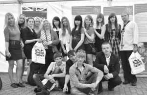 Po sertifikatų įteikimo ceremonijos rokiškėnai įsiamžino nuotraukoje. Rokiškio jaunimo centro archyvo nuotr.