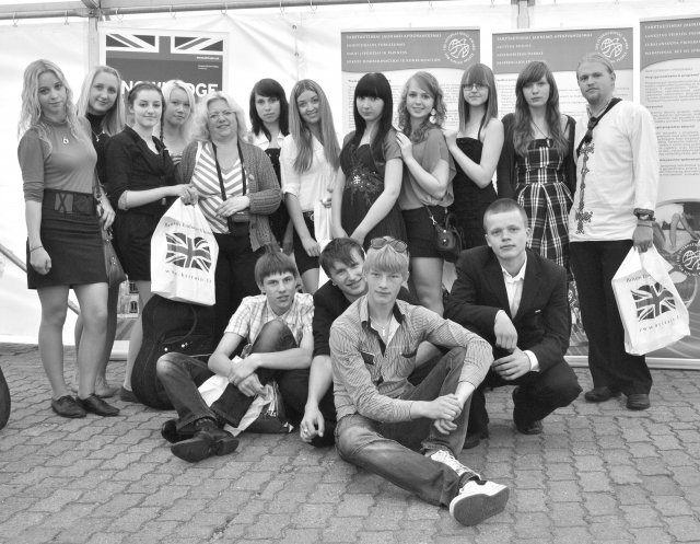 Po sertifikatų įteikimo ceremonijos rokiškėnai įsiamžino nuotraukoje. Rokiškio jaunimo centro archyvo nuotr. Po sertifikatų įteikimo ceremonijos rokiškėnai įsiamžino nuotraukoje. Rokiškio jaunimo centro archyvo nuotr.