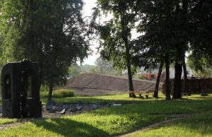 Nuo supilto kalnelio žiemą galės saugiai slidinėti vaikai. D. Zibolienės nuotr.