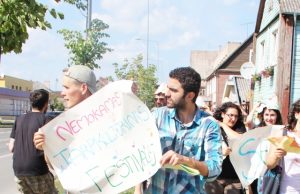 Svečiavosi užsieniečiai Užsieniečiai žygiavo Respublikos gatve. N. Byčkovskio nuotr.