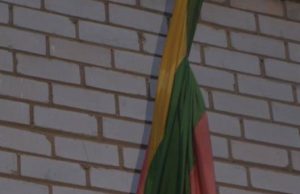 Vėliava: valstybės simbolis ar puodkėlė? Jaunystės g. 5-ojo namo vėliava: nublukusi ir dėmėta. L. Dūdaitės nuotr.