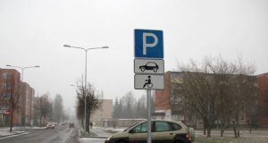 Kiek vietų neįgaliųjų transportui skirta šioje automobilių stovėjimo aikštelėje