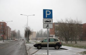 Kiek vietų neįgaliųjų transportui skirta šioje automobilių stovėjimo aikštelėje